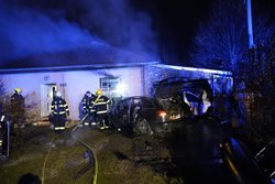 Dopravní nehoda s následným požárem rodinného domku a poškození několika vozidel – Dolany u Olomouce