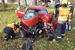Dvě jednotky hasičů zasahovaly u smrtelné dopravní nehody v Orlové