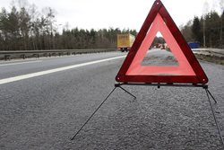 Dopravní nehoda osobního auta a kamionu u Žatce se zraněním.
