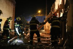 VIDEO /FOTOGALERIE  Pomoc hasičů po zřícení štítové stěny rodinného domku na Olomoucku