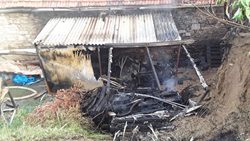 Požár altánu a půdních prostor za sebou zanechal škodu 250 tisíc korun