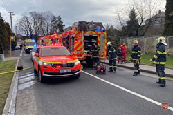 Policisté a hasiči zachránili dva lidi z hořícího domu ve Vřesině