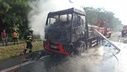 U Chlumce nad Cidlinou shořel nákladní automobil 