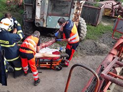 Při náročném vyprošťování zachránili hasiči muže ze zemědělského stroje
