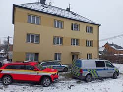 V Rýmařově hořelo ve sklepě bytového domu, hasiči zachránili šest osob