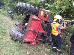 Hasiči likvidovali následky nehody motocyklisty i převráceného traktoru