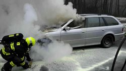 Závada na palivovém systému způsobila požár auta