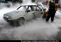 Vlivem technické závady hořela Škoda Favorit s přestavbou na elektrický pohon
