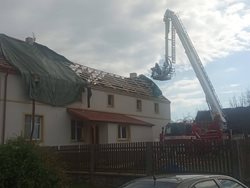Osmnáct jednotek hasičů dnes odstraňovalo škody po ničivé bouři v obci Stebno