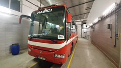 Jihočeský evakuační autobus sváží české občany z Evropy do Čech