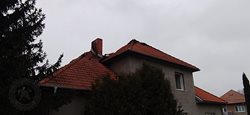 Požár střechy domu likvidovalo pět jednotek hasičů