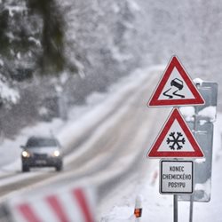 Hasiči kvůli sněhu ve Zlínském kraji zasahovali u třech dopravních nehod