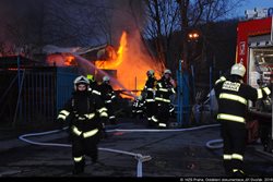 Požár v Praze 4 v podvečer zničil vybavení dílny včetně nosných částí a střechy /VIDEO