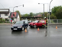Havárie dvou vozů blokovala dopravu v Želechovicích nad Dřevnicí.