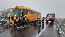 Dopravní nehoda osobního auta a autobusu u Rané