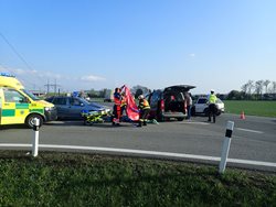 Nehoda tří osobních automobilů a dodávky na sjezdu u Hulína na Kroměřížsku si vyžádala zranění. 