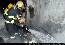 Požár bytu v Praze 3 způsobil větší škody, evakuováno bylo 47 osob
