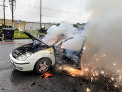 Požár osobního auta v Dolní Pěně