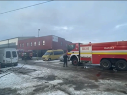 Požár autodílny: Jeden člověk zraněn, hasiči zasahují na místě