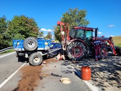 Nehoda traktoru s passatem u Bruntálu
