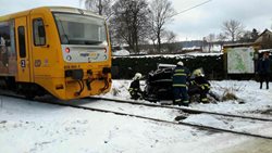 Na železničním přejezdu na Chrudimsku se střetl automobil s osobním vlakem