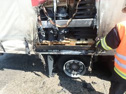 Požár nákladního vozu způsobila technická závada při defektu kola