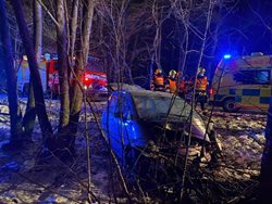 Vyprošťování řidičky po večerní nehodě osobního auta v Odrách