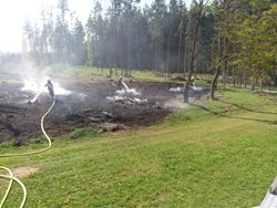 Jihočeští hasiči řeší požár trav a lesních porostů, shořela i vatra připravená již na čarodějnice