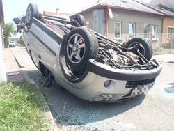 Po nehodě skončilo jedno z vozidel na střeše