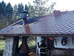 U požáru střechy pergoly zasahovaly tři jednotky hasičů