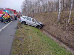 Dopravní nehoda osobního auta u Jirkova