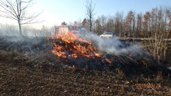 Neohlášené pálení ztěžuje hasičům v Královéhradeckém kraji práci. Žádají veřejnost, aby využila k oznámení pálení internetovou aplikaci 