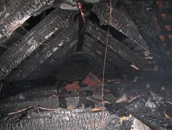 Plameny pohltily střechu rodinného domu