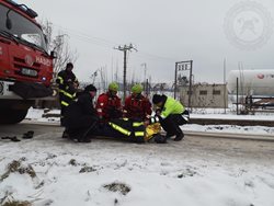 Muže z ledové řeky vytáhli hasiči