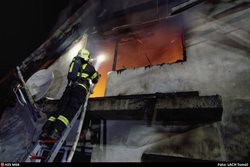 Večerní požár rodinného domku v Beskydech, 2 zraněné osoby