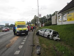 Nehoda pěti vozidel si vyžádala čtyři zranění.