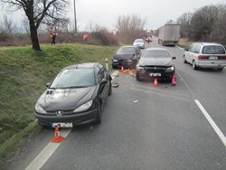 V obci Spytihněv se střetla tři osobní vozidla