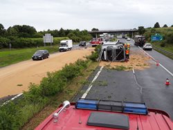 Dopravní nehoda kamionu na dálnici D8