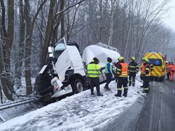 Husté sněžení a komplikace na silnicích