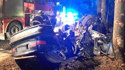 Při dnešní noční nehodě u Bechyně museli hasiči vyprostit zaklíněnou zraněnou řidičku