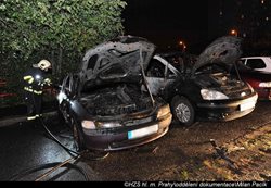 Půlnoční požár v Praze 11 poškodil čtyři vozidla.
