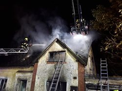 Požár vybydleného domu ve Vejprtech