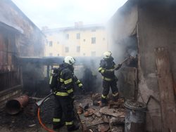 V Úpici likvidovaly jednotky požár několika kůlen