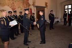 Nováčci hasičského sboru z Pardubického kraje slíbili svědomitou službu a zkušení profesionálové převzali medaile