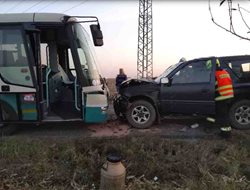 Při střetu autobusu s osobním vozem zraněny čtyři osoby