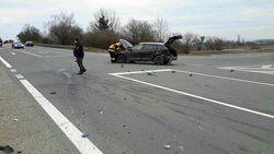V krásném jarním počasí hasiči na Olomoucku zasahovali u dvou dopravních nehod motocyklistů.