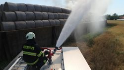 S požárem stohu v Obědovicích na Hradecku bojovali hasiči dlouhých dvacet hodin 