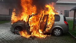 Plameny způsobily škodu na voze ve výši sto tisíc korun