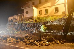V Údolí na Sokolovsku spadla opěrná zeď, silnice je uzavřena