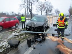 Při nehodě zničil řidič semafor ve Zlíně-Malenovicích.